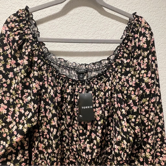 Torrid Blouse elasticized neckline Long wide sleeves with smocking. Size 3 - Picture 4 of 4